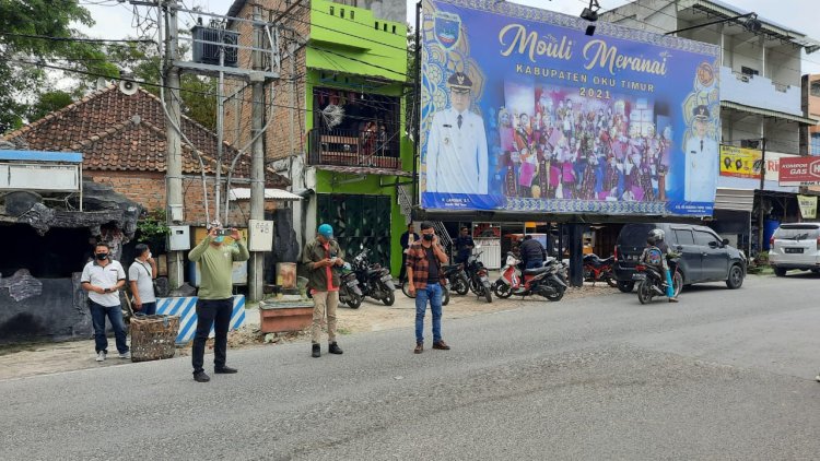 Puluhan Wartawan Turun Ke Jalan Galang Dana-Prihatin Dengan Anggaran Pemkab OKU Timur