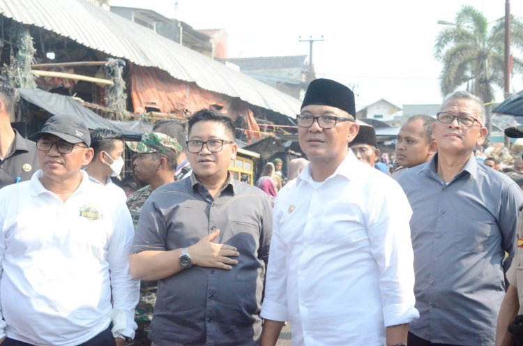 Bupati Iwan Setiawan Pastikan Pedagang Akan Direlokasi Ke Pasar Sementara Agar Bisa Kembali Berjualan
