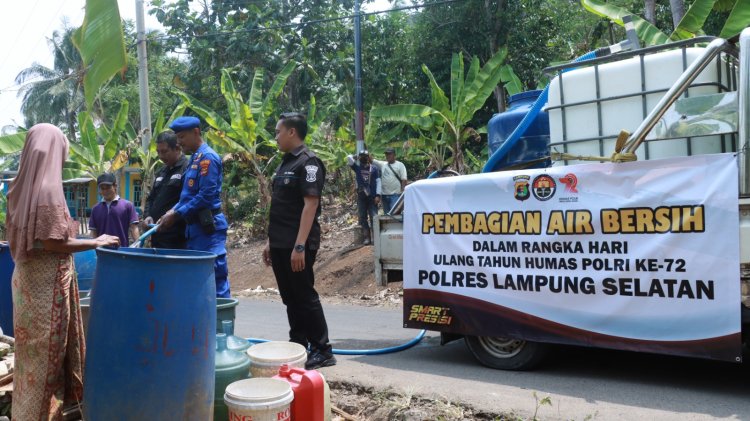 Warga Dusun Kayutabu Desa Kelawi Kesulitan Air, Polisikan bagikan air bersih