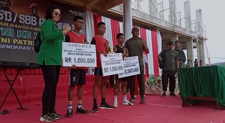 Dalam rangka HUT TNI Letkol inpantri Roudolf,G, paulus memberikan arahan saat pemberian Hadian kepada pemenang lomba