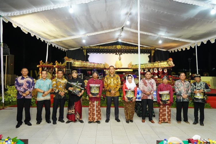 Peringati HUT Ke-78 TNI, Divif 2 Kostrad dan Lanud Abd Saleh Malang Kolaborasi dalam Pagelaran Wayang Kulit