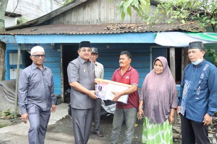 Bupati Tanjabbar Tinjau Salah Satu Rumah Warga Tidak Layak Huni di Jalan Kamboja
