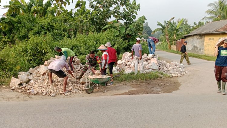 Wujud Kepedulian, Babinsa Bantu Angkat Batu Buat Pondasi Rumah Warga