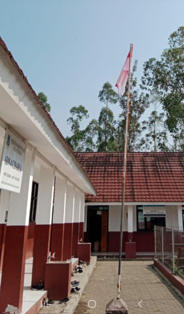 Kepsek SD Negeri 4 Cisarua Ganti Bendera Marah Putih yang robek dengan Keputusan Tegas