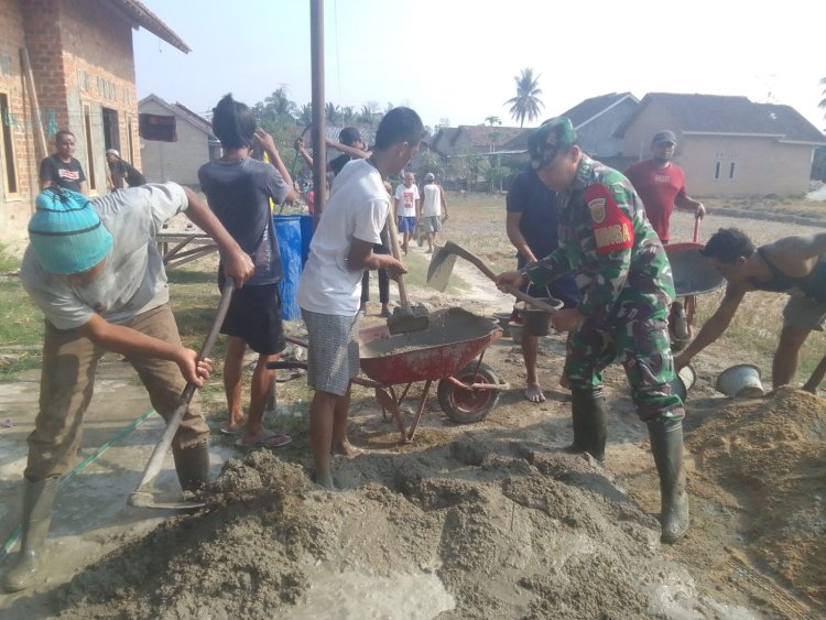 Babinsa Koramil 421-06/Natar Bersama Warga Gotong Royong Pembuatan talud Jalan penghubung RT 15 dan 18 didusun Sidoarjo 2 Desa Negararatu kec.Natar Lampung Selatan