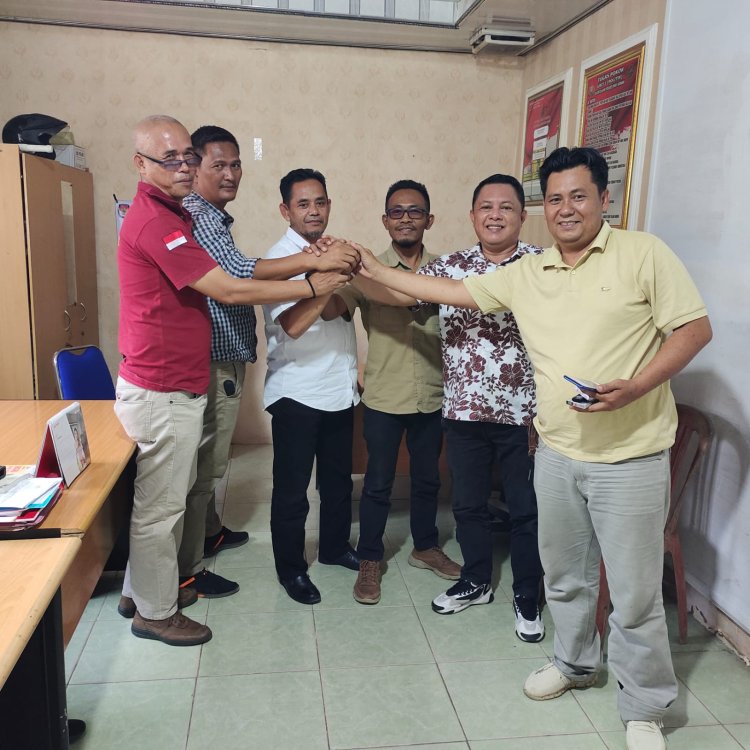Solidaritas Asosiasi Wartawan atas pengroyokan ketua SMSI datangi POLRES Way Kanan.