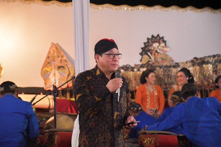 WAHDI APRESIASI HUT TVRI KE 32 YANG DIMERIAHKAN WAYANG KULIT