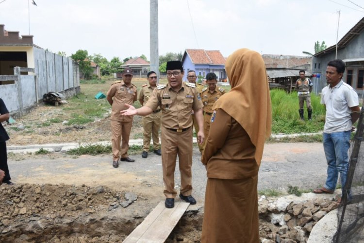 WAHDI MONITORING SEKALIGUS BERI BANTUAN PEMBANGUNAN GORONG-GORONG DI MULYOJATI