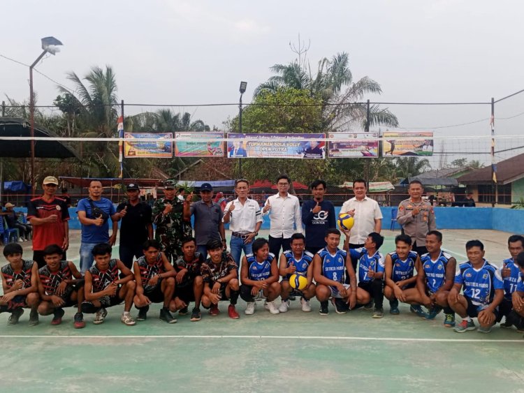 Yudi Purna Nugraha SH dan Mirza Gumay S.ip Buka Turnamen Bola Volly Desa Penilikan Sp 4, Peninjauan Kabupaten Oku Sumsel"