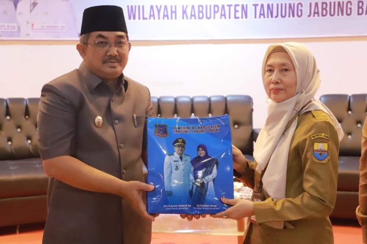 Bupati Tanjabbar Serahkan Akta Pendirian Badan Hukum Koperasi kepada 16 Pengurus Puskesmas