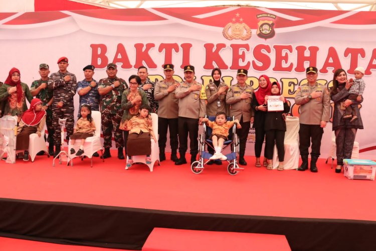 Bakti Kesehatan dan Bakti Sosial sebagai bentuk kehadiran Polri membantu masyarakat di Palembang Sumatera Selatan.