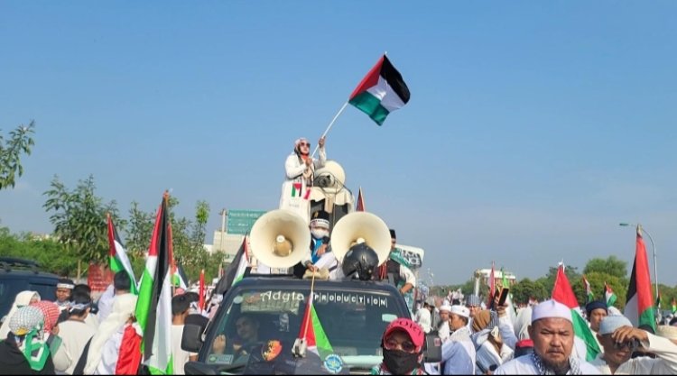 Viral ! Muslimah Cantik Kibarkan Bendera Palestina di Atas Mobil Komando Pesantren At Taqwa Saat Aksi Akbar Bela Palestina Cikarang