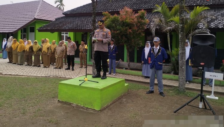Binluh di Sekolah, Kapolsek Ajak Pelajar SMU Negeri 1 Baradatu Bijak Bermedia Sosial