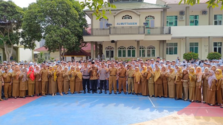 Pesan Kapolda Lampung Irjen Pol Helmy Santika menjadi pembina upacara di SMA N 1 Bandar Lampung, Jauhkan tindakan melanggar hukum.