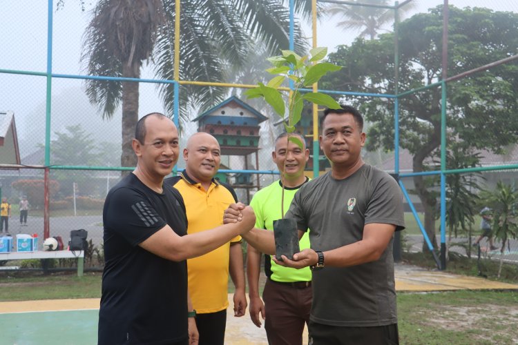 Olah raga bersama TNI di Lapangan Wisma Duta Komplek Pertamina Prabumulih