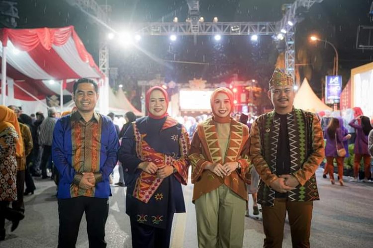 Bupati Koltim dan Istri Tampil Memukau dengan Balutan Tenunan Motif Sorume di Karnaval Tenun Sultra 2023