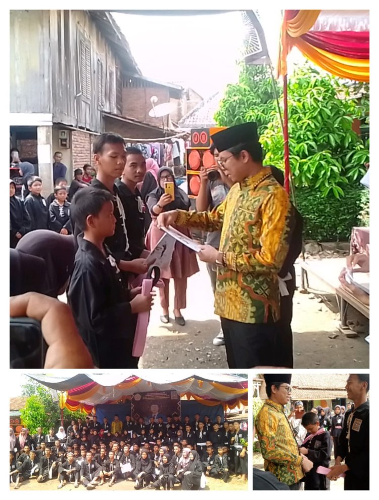 Ketua IPSI Yudi purnama Nugrah pasangkan sabuk secara simbolis kepada siswa PSHT