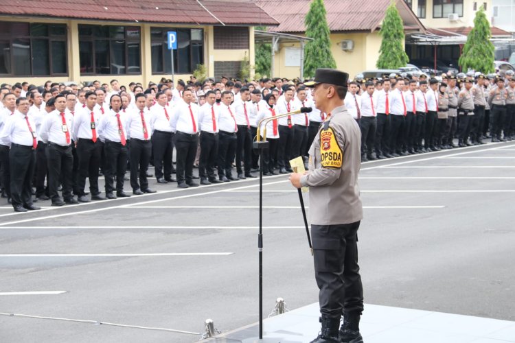 Irjen Pol A Rachmad Wibowo SIK berikan penghargaan personel berprestasi