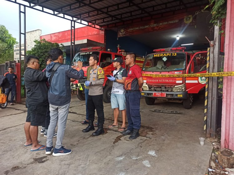 Polsek Cileungsi Lakukan Olah TKP Terkait Percobaan Pencurian Dengan Kekerasan Menggunakan Senjata Api Dikantor Damkar