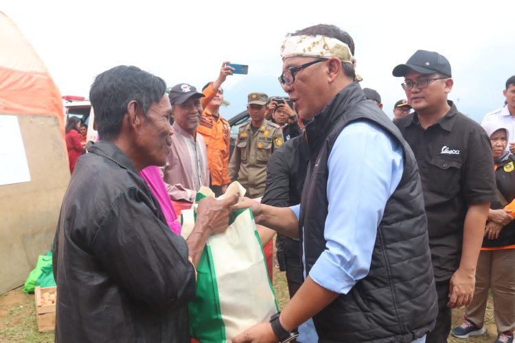 Respon Cepat, Bupati Bogor Iwan Setiawan Salurkan Bantuan Bahan Pokok Kepada Masyarakat Terdampak Bencana Gempa Bumi di Pamijahan