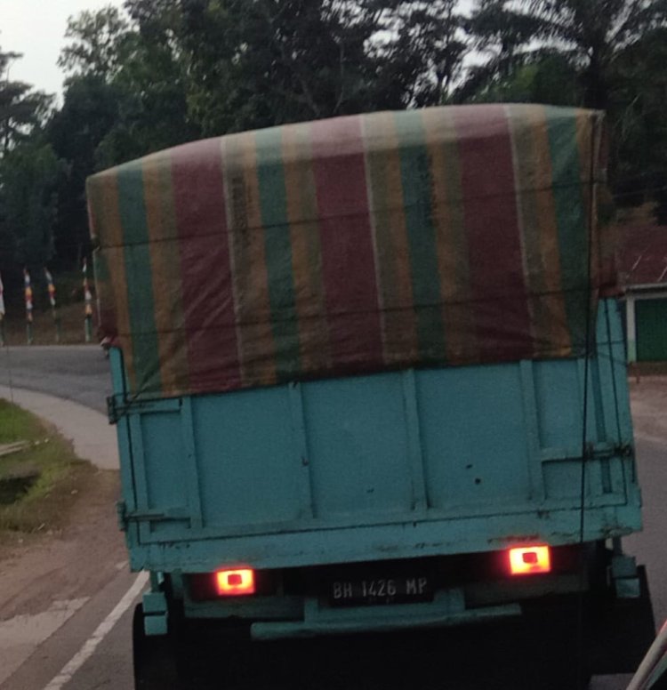 Oknum Brimob Inisial Z Kawal BBM di duga Ilegal di Jalan Lintas Jambi Tempino