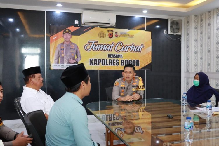 Kapolres Bogor Terjun Langsung Melayani Masyarakat Kabupaten Bogor Di Program Jumat Curhat