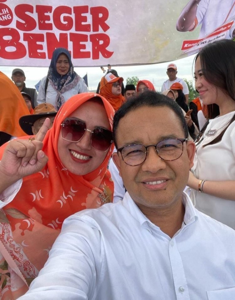 Anies Baswedan Ajak Berfoto Selfie Caleg Milenial Teti Lestari di Kampanye Tebuka Kabupaten Bekasi