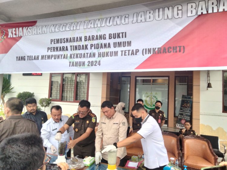 Wabup Tanjabbar Hadiri Pemusnahan Barang Bukti Dikantor Kejari