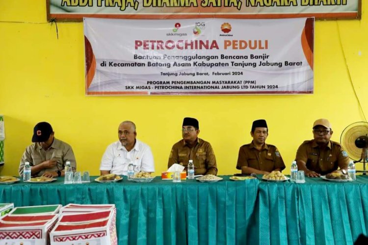Bupati Tanjabbar Terima dan Salurkan Bantuan Bencana dari PetroChina