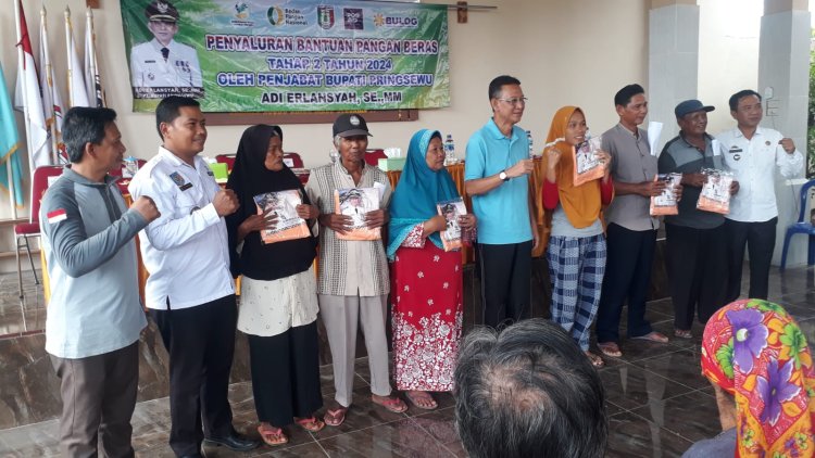 PENYALURAN BANTUAN PANGAN BERAS TAHAP DUA PEKON SUMBER AGUNG DI BALAI PEKON SUMBER AGUNG