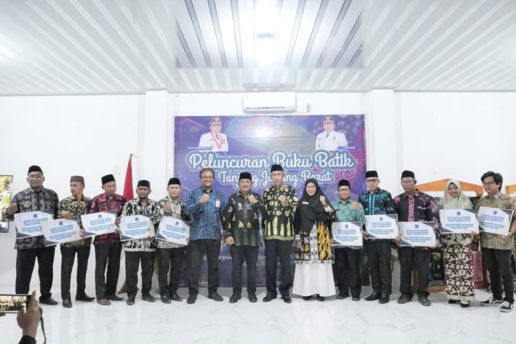 Resmikan Peluncuran Buku Batik, Bupati Berikan Bantuan kepada Perpustakaan Desa