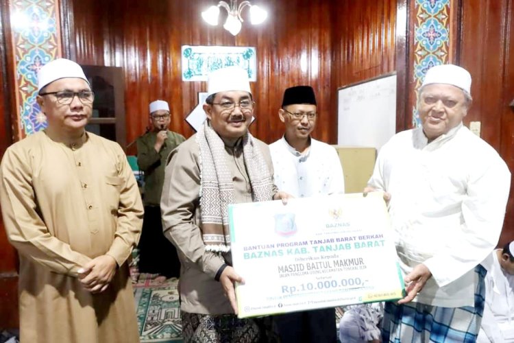 Bupati Serahkan Bantuan ke Masjid Baitul Makmur Saat Safari Subuh