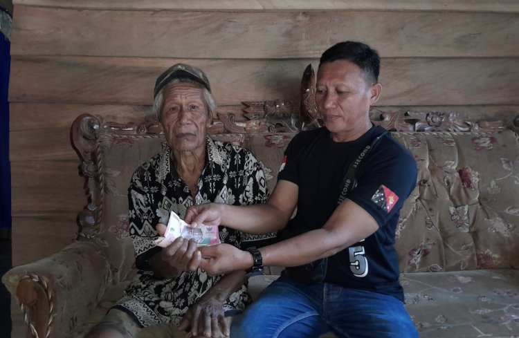 Upaya Percepatan Penghapusan Kemiskinan Ekstrim, Pemerintah Desa Ueesi Koltim Salurkan BLT-DD Kepada 15 KPM