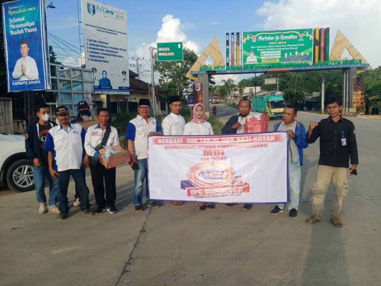 Puluhan Pengurus Organisasi Pers DPC MOI Mesuji Berbagi Nasi kotak dan Ratusan Takjil