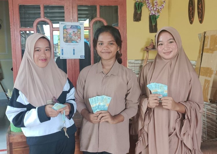 Menjelang Lebaran, Pemdes Tanggobu Konawe Salurkan BLT-DD kepada 25 KPM Dan Honor Kader Kesehatan