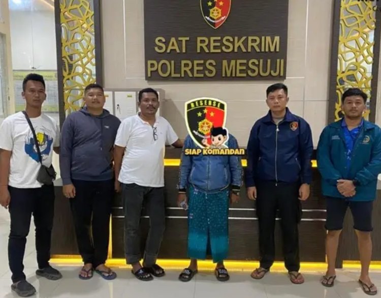 Muamar kades Sido Mulyo Kec Mesuji DPO Korupsi Ratusan Juta Dana Desa Di tangkap Polres Mesuji di Rumahnya sekira 1 dini Hari