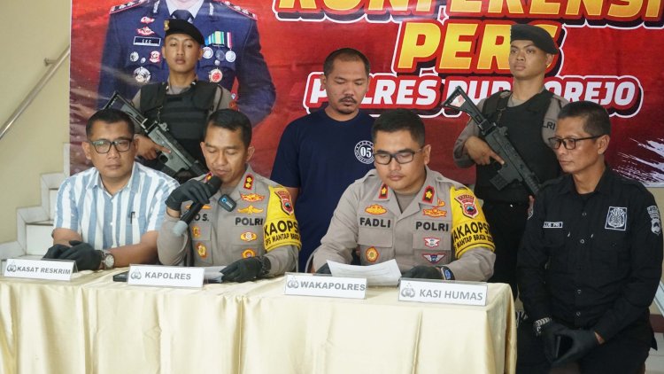 Seorang Pria Di Tangkap Polisi Di Pos Ronda, Ada Apa?