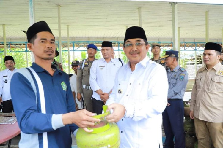 Pastikan Distribusi Tepat Sasaran, Bupati Tanjabbar Tinjau Oprasi Pasar Gas Melon Di Betara Kanan