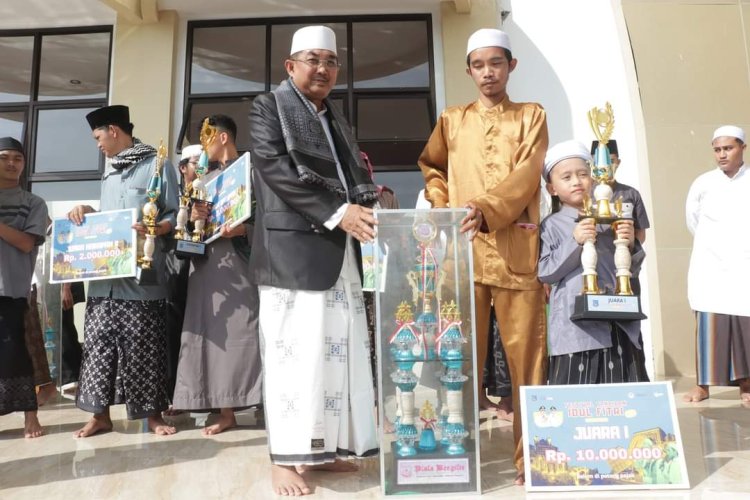 Usai Sholat Ied, Bupati Tanjabbar Serahkan Hadiah Festival Arakan Sahur