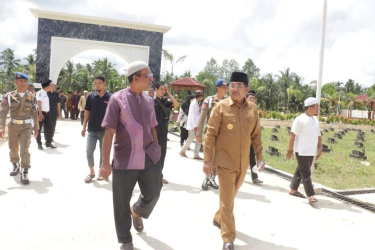 Dalam Rangka Persiapan Peresmian, Bupati Tanjabbar Tinjau TPU Desa Sialang