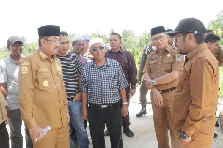 Dalam Rangka Persiapan Peresmian, Bupati Tanjabbar Tinjau TPU Desa Sialang