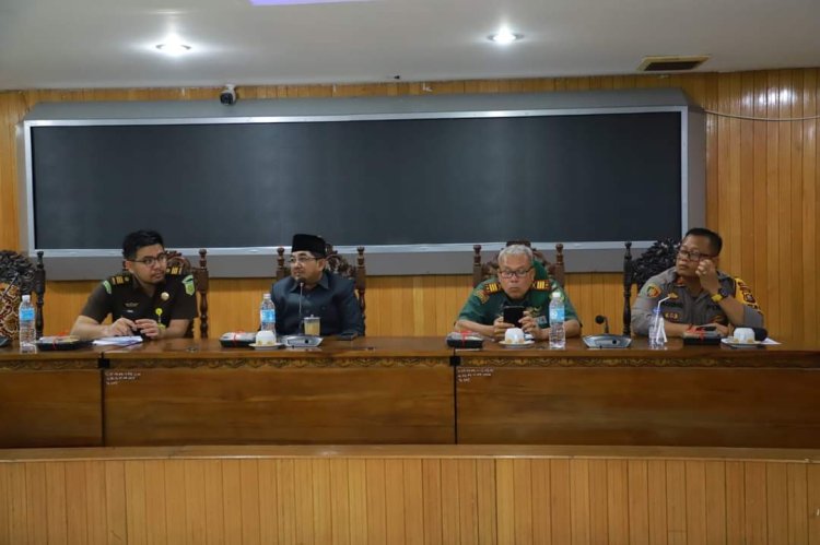 Bupati Tanjabbar Pimpin Rapat Penanganan Konflik Sosial