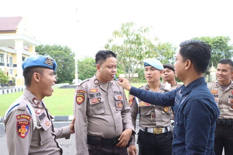 Sie Dokkes Dengan Diawasi Langsung Sie Propam Polres Oku Cek Pemeriksaan Narkoba Anggota Dengan Sample Saliva