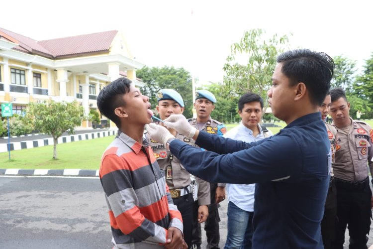 Sie Dokkes Dengan Diawasi Langsung Sie Propam Polres Oku Cek Pemeriksaan Narkoba Anggota Dengan Sample Saliva