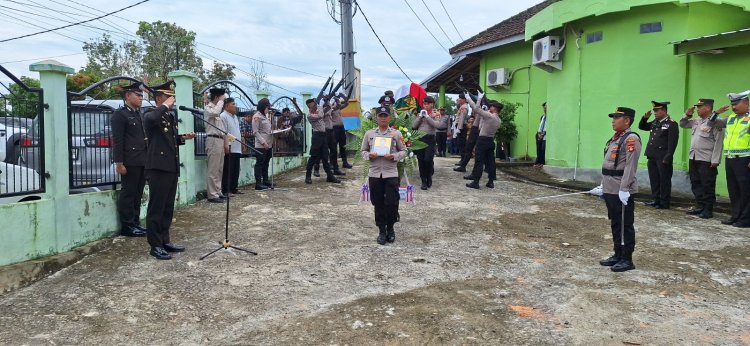 Kapolres Oku Pimpin Upacara Pelepasan Jenazah Alm Bripka Ibnu Sudarsih