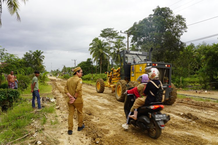 Jalan Di Pomburea Selalu Dikeluhkan Warga, Bupati Koltim Gercep Perbaiki Dengan Sejumlah Alat Berat