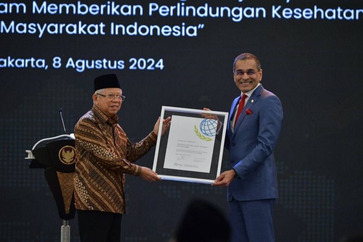 Wapres Ma'ruf Amin Berikan Penghargaan UHC Awards Kepada 493 Kepala Daerah