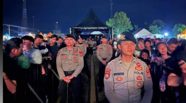 Wakapolres Way Kanan Pimpin Pengamanan Konser Musik Band Tipe- X Dan Lala Widy di Bumi Agung