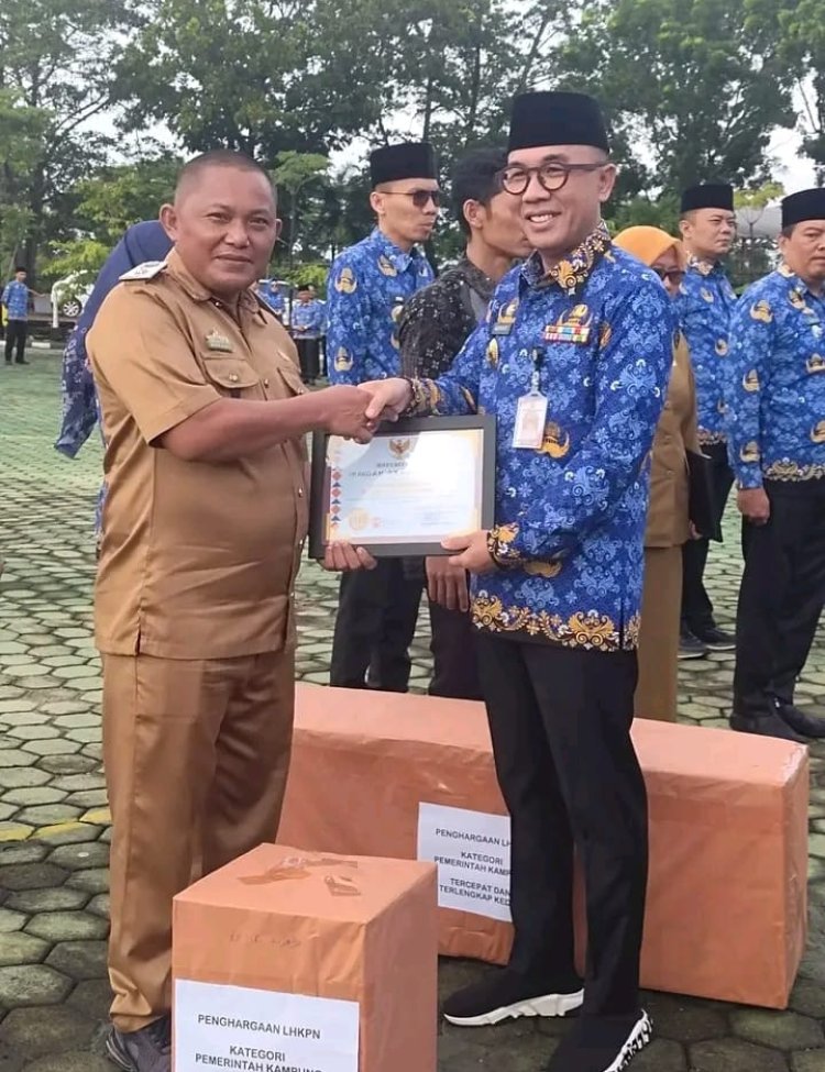 Bupati Adipati Surya berikan penghargaan LHKPN di tingkat kampung