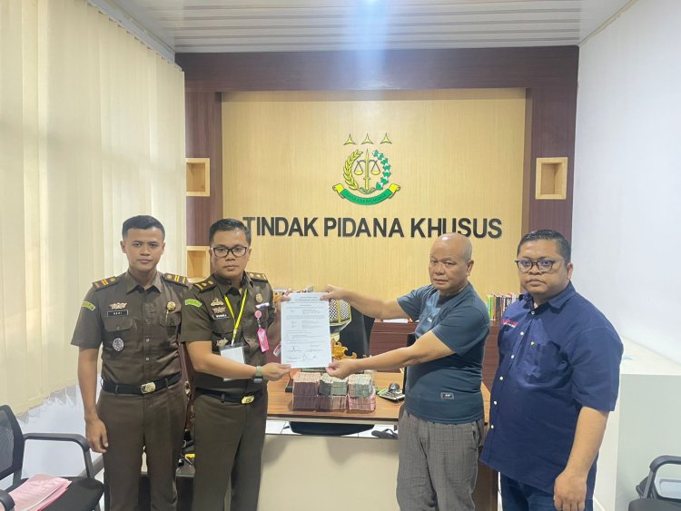 Penyidik Pidana Khusus Kejari Lampung Barat Terima Titipan Uang Kerugian Keuangan Negara Sebesar Rp 500 Juta dalam Perkara Korupsi Peningkatan Jalan Marang-Kupang Ulu Kabupaten Pesisir Barat